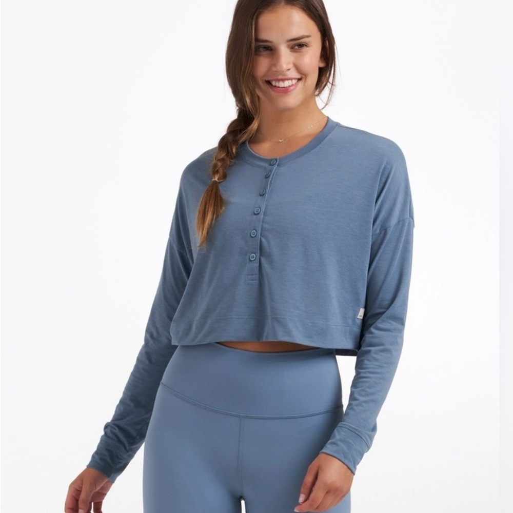 Vuori Blue Long Sleeve Women's Crop Top